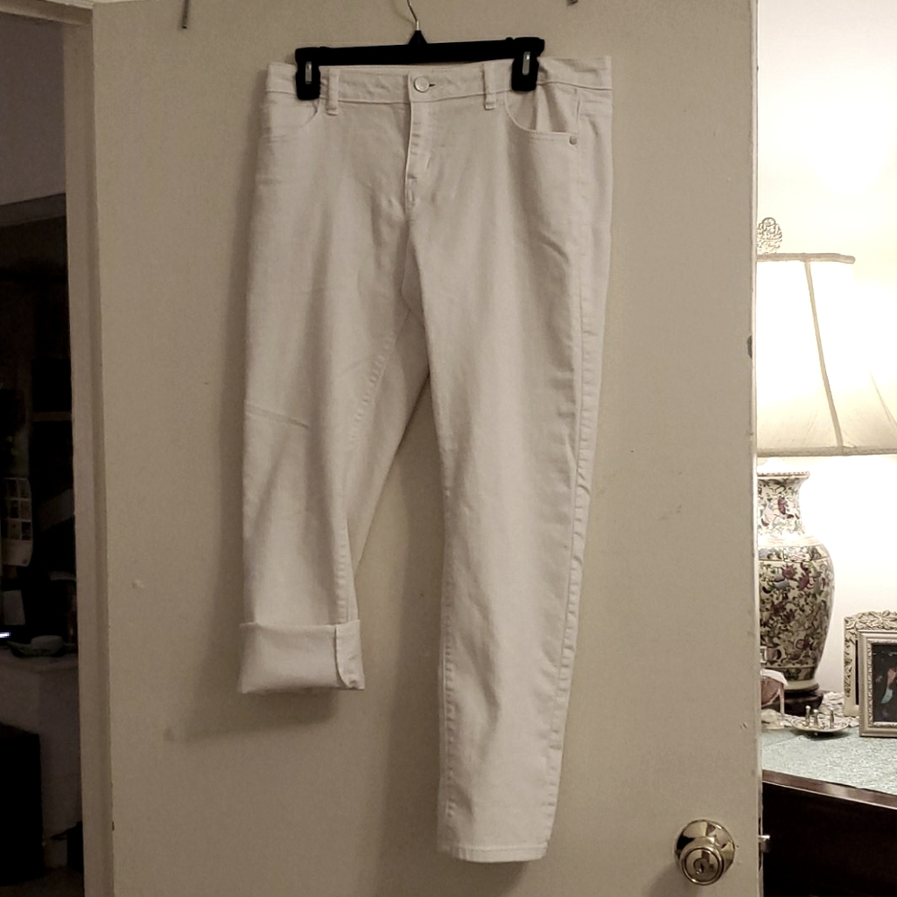 Vera Wang roll cuff white capris size 8